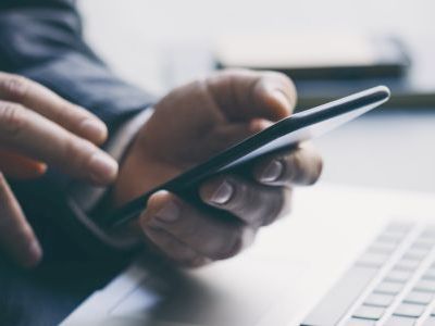 mężczyzna korzystający z telefonu