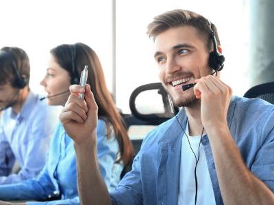 telemarketer prowadzący rozmowę