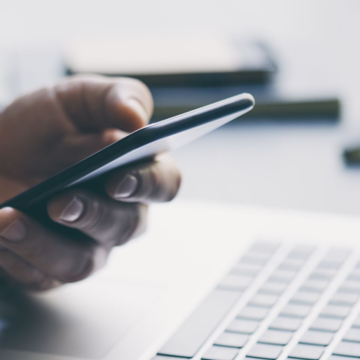 mężczyzna korzystający z telefonu